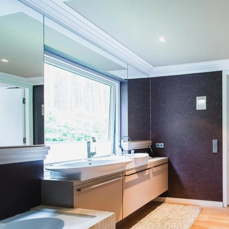 Renoviertes Badezimmer mit dunkler Glimmer-Effekttapete, Waschtisch und Zierleisten an der Decke