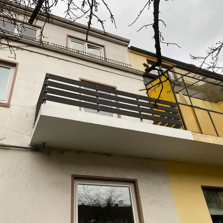 Balkonunterseite nach der Sanierung mit glatter, hell gestrichener Oberfläche