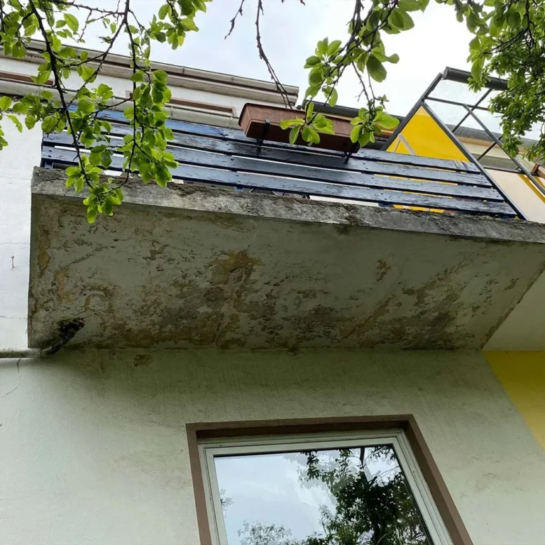 Balkonunterseite vor der Sanierung mit verwitterter, abplatzender Oberfläche