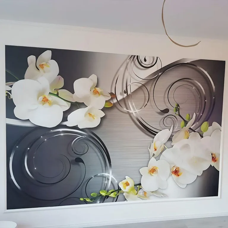Großformatige Fototapete mit weißen Orchideen, eingerahmt von dekorativen Wandleisten