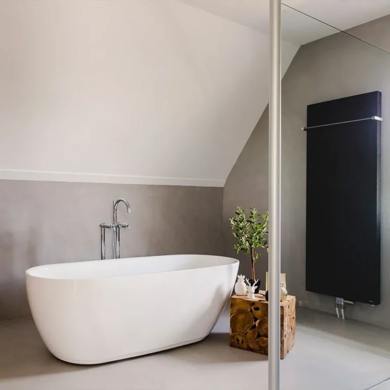 Fugenloses Badezimmer aus Beton Ciré mit freistehender Badewanne