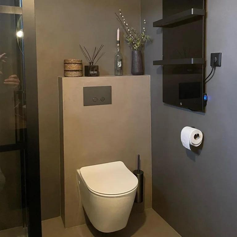 Gäste-WC mit fugenlosen Beton-Ciré-Wänden und -Boden in Grau, Hänge-WC und Handtuchheizkörper