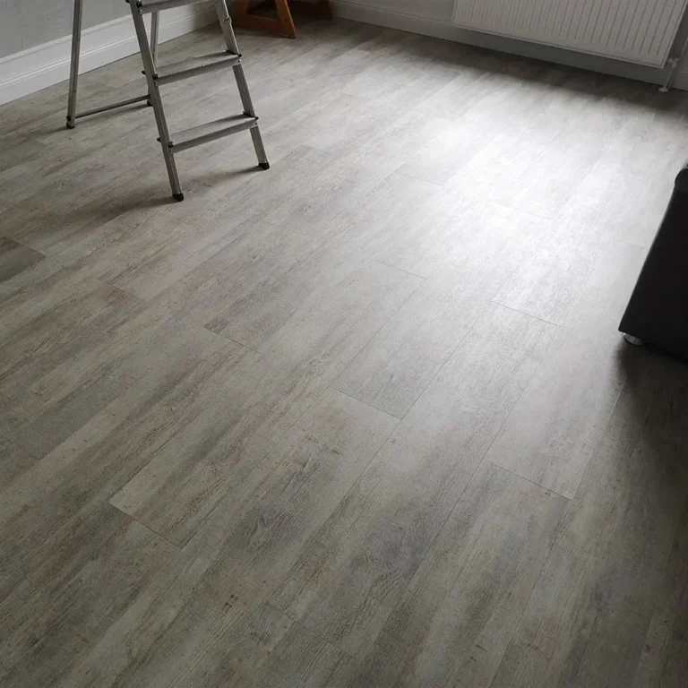 Wohnzimmer nach Untergrundvorbereitung und Verlegung eines Rigid-Vinylbodens