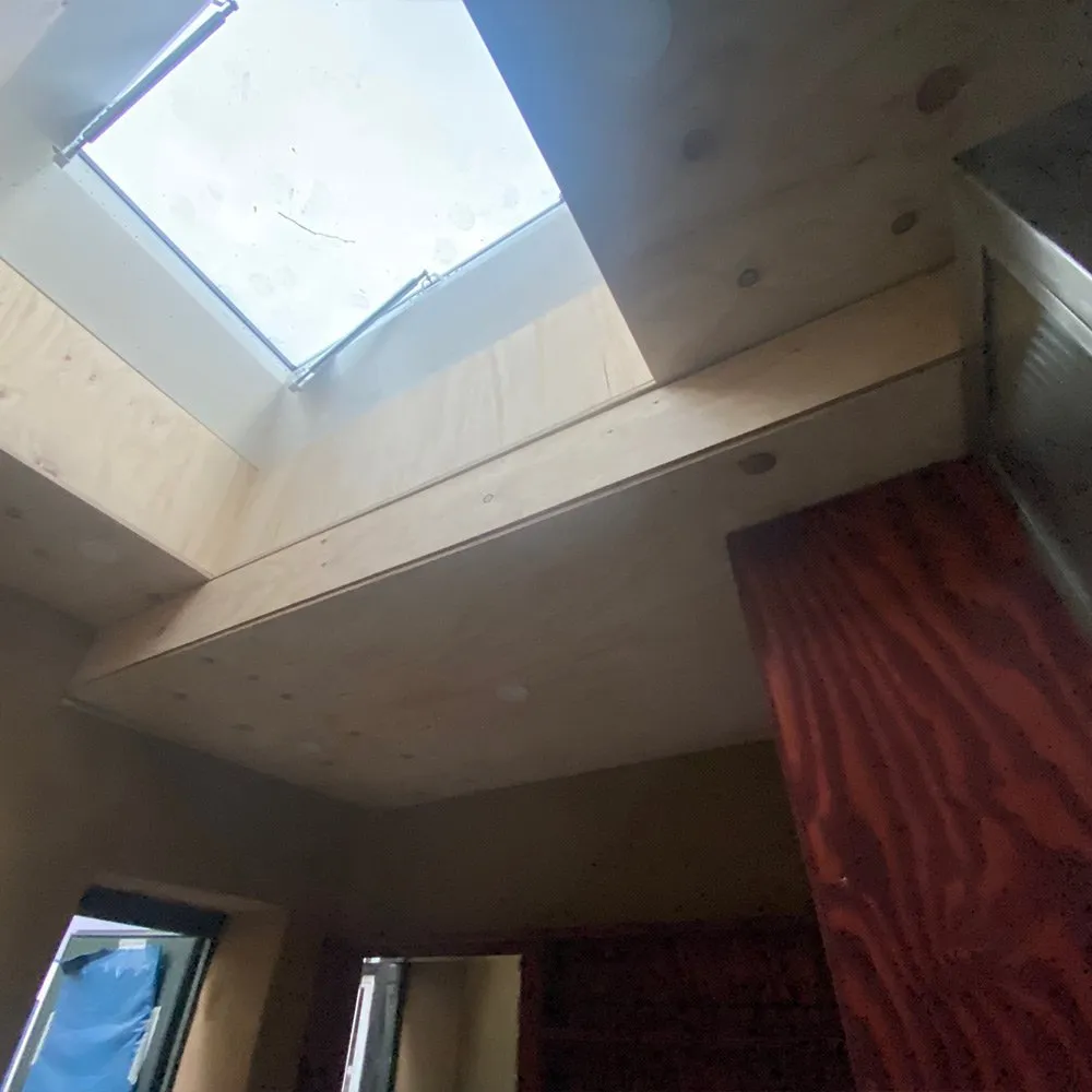 Kleinstes Haus Deutschlands im Bremer Schnoor: Holzdecke mit Dachfenster vor dem Trockenbau