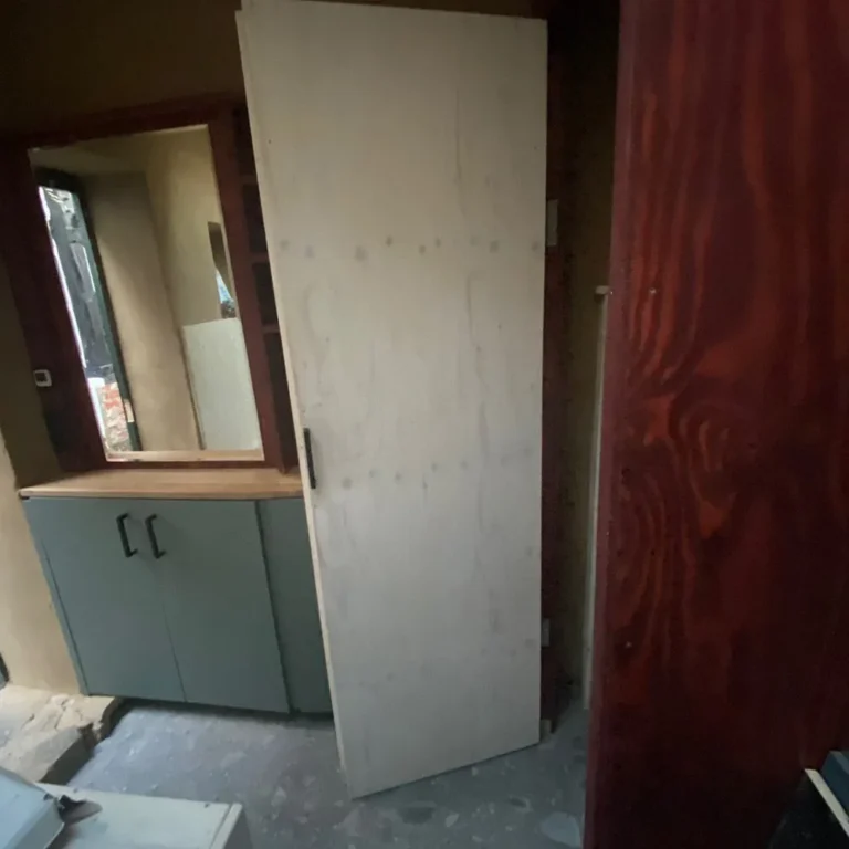 Kleinstes Haus Deutschlands: Innenraum im Rohbau mit Waschtisch und unverkleideten Wänden