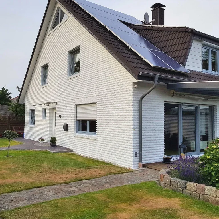 Einfamilienhaus in Bremen mit weiß gestrichener Klinkerfassade und grau lackierten Kunststofffenstern
