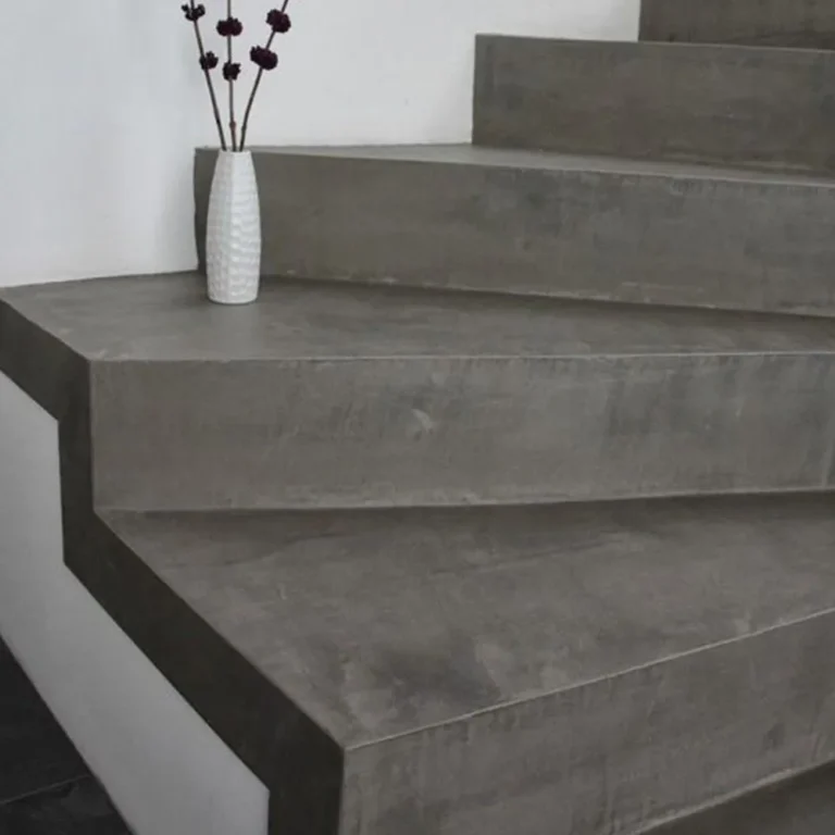 Treppe mit fugenloser Mikrozement-Beschichtung in Dunkelgrau, Stufen und Podest durchgehend
