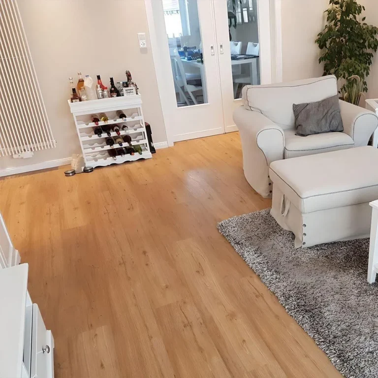 Wohn- und Essbereich mit durchgehendem Rigid-Vinylboden in warmer Holzoptik