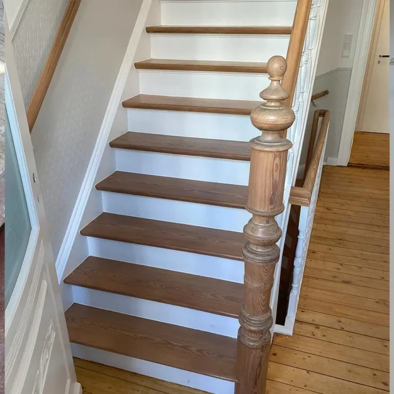 Holztreppe in Bremen-Neustadt von oben, Stufen bis auf das rohe Holz abgeschliffen
