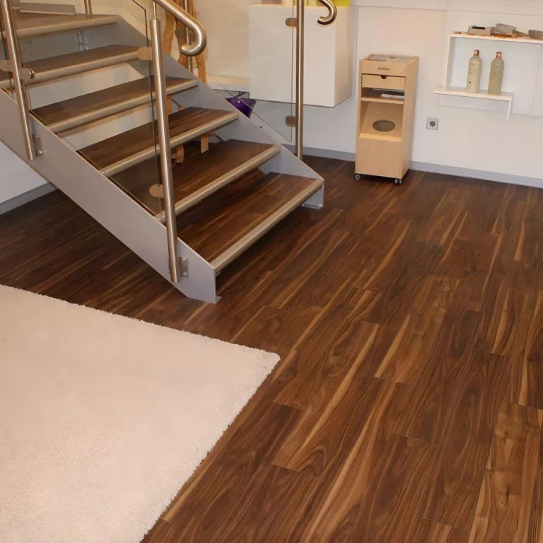 Friseursalon mit neu verlegtem Vinylboden in Holzoptik und angearbeiteter Treppe